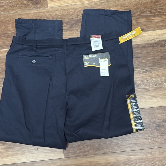 Lee Total Freedom relaxed fit pants. - Picture 3 of 4